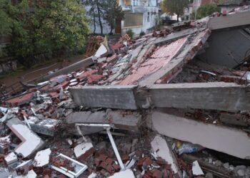 Balıkesir Sındırgı Depremi: Çöken Binalar Sabahın İlk Işıklarıyla Görüntülendi