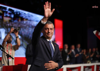 Özgür Özel Yeniden Genel Başkan: CHP’de Liderlik Güçleniyor, İkinci Dönem Başladı 🇹🇷