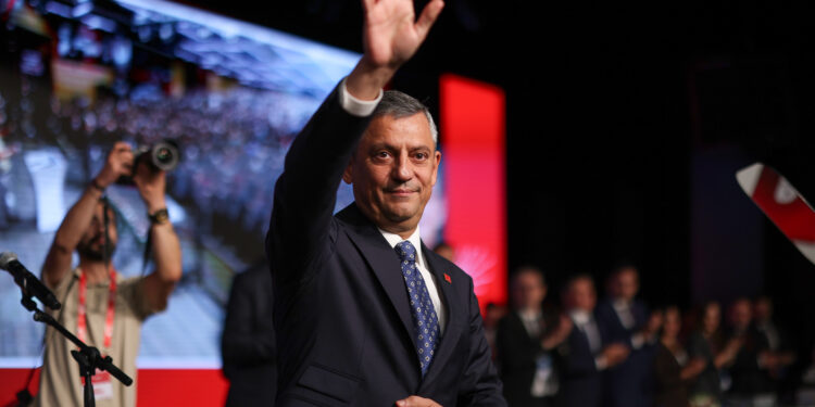 Özgür Özel Yeniden Genel Başkan: CHP’de Liderlik Güçleniyor, İkinci Dönem Başladı 🇹🇷