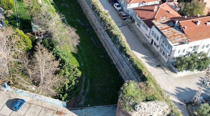 Tarihi Surlar İçinde Yapılaşma Tartışması: 5.5 Milyon TL’lik Parsel Yasal Mı?