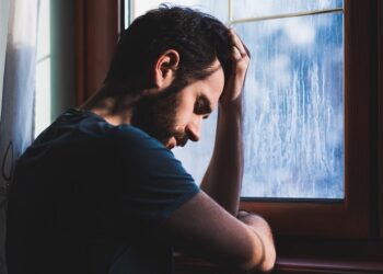 Mevsimsel Duygudurum Bozukluğu: Kışın Karanlığı Beynimizi Nasıl Etkiliyor? 🧠