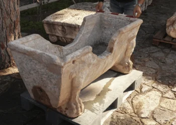 Efes Kazı Çalışmaları Mermer Küvet ve Heykeli Ortaya Çıkardı