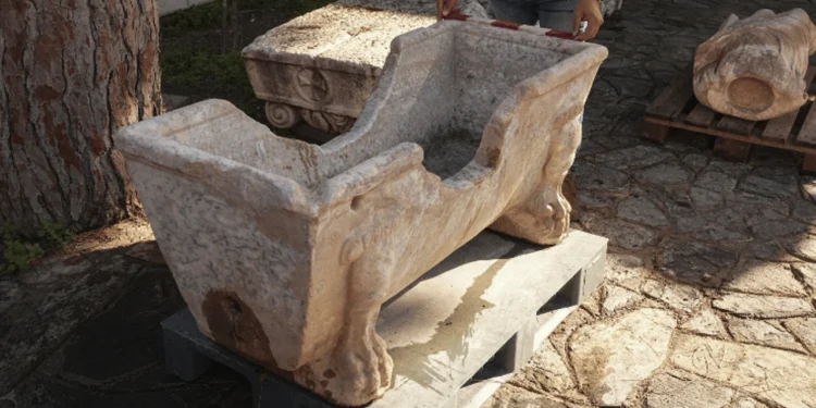 Efes Kazı Çalışmaları Mermer Küvet ve Heykeli Ortaya Çıkardı