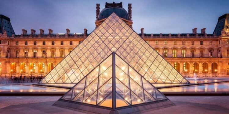 Louvre Müzesi’nde Mısır tarihi belgeler Su Sızıntısında Zarar Gördü