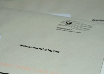 Üzerinde Almanca seçim bildirimi yazılı olan resmi bir zarf.