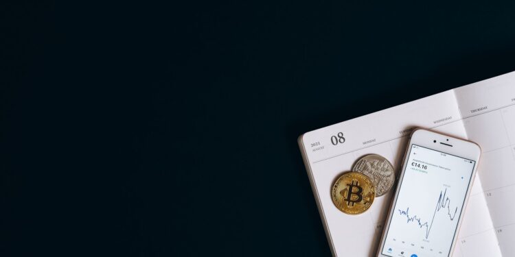Bitcoin ve token görseli, akıllı telefonda borsa grafiği ve takvim.