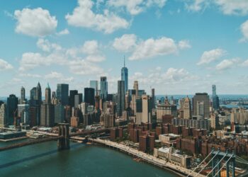 New York şehrinin gökdelenleri ve köprülerin havadan görünümü