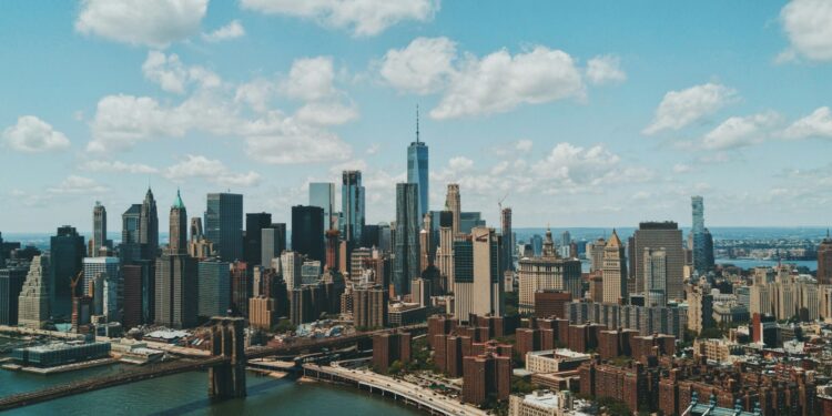 New York şehrinin gökdelenleri ve köprülerin havadan görünümü