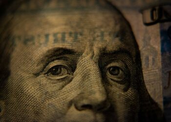 100 dolarlık banknot üzerindeki Benjamin Franklin'in gözlerinin ve yüzünün yakın çekimi.