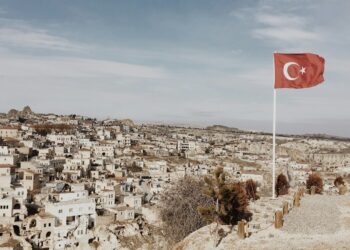 Türkiye'de tarihi bir kasaba manzarası ve dalgalanan Türk bayrağı.