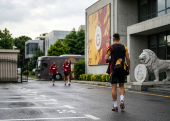 Tesislerde yürüyen futbolcular ve kulüp binası önündeki aslan heykeli.