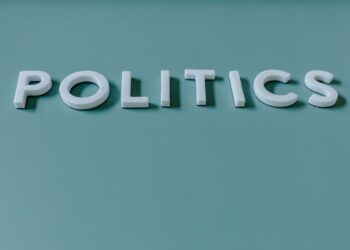 Açık mavi zemin üzerinde beyaz harflerle yazılmış POLITICS kelimesi.