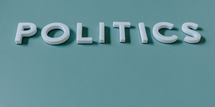 Açık mavi zemin üzerinde beyaz harflerle yazılmış POLITICS kelimesi.