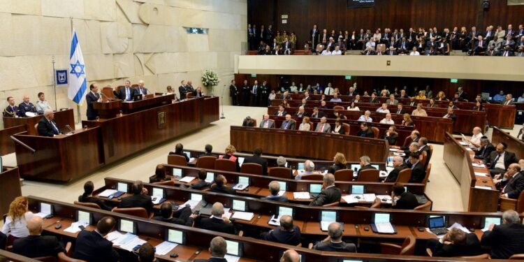 Parlamento salonunda oturma düzeninde toplanmış meclis üyeleri ve konuşmacı kürsüsü.