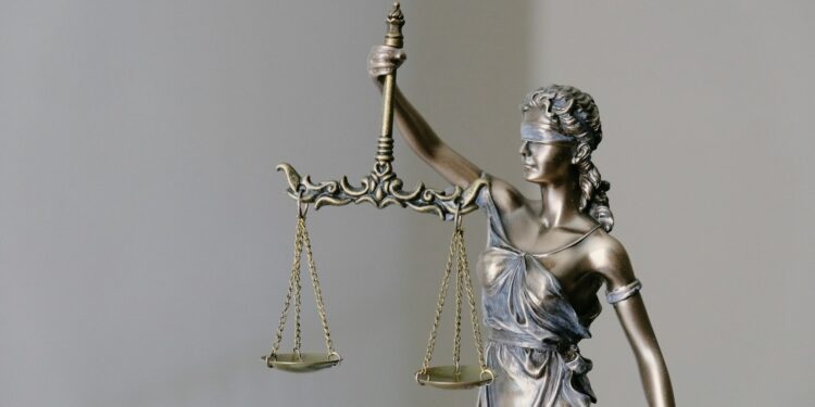 Adalet simgesi olan terazili ve gözleri bağlı Themis heykeli.