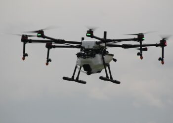 Bulutlu bir günde havada uçan tarımsal ilaçlama dronu