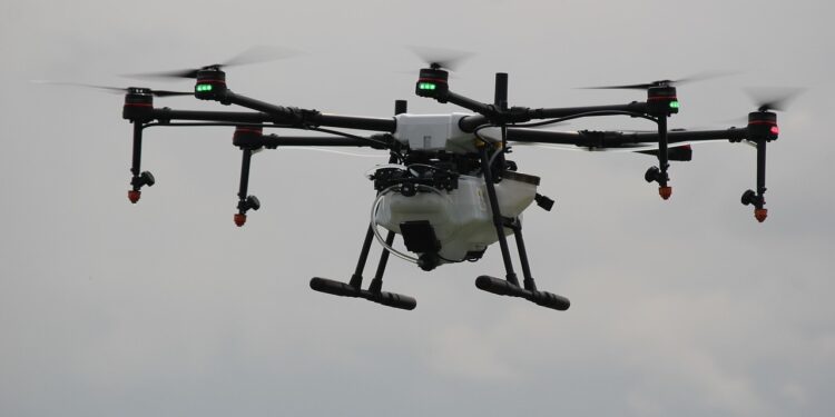 Bulutlu bir günde havada uçan tarımsal ilaçlama dronu