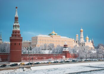 Moskova'da karla kaplı Kremlin Sarayı ve tarihi kulelerinin dış görünümü.