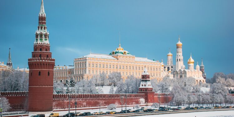 Moskova'da karla kaplı Kremlin Sarayı ve tarihi kulelerinin dış görünümü.