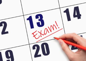 Takvim yaprağında 13 numaralı günün üzerinde kırmızı kalemle yazılmış Exam notu.