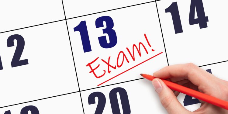 Takvim yaprağında 13 numaralı günün üzerinde kırmızı kalemle yazılmış Exam notu.