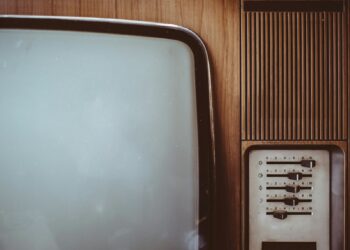 Eski model ahşap kaplamalı bir televizyonun ekranı ve kontrol paneli.