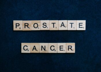 Koyu zemin üzerinde Scrabble taşlarıyla PROSTATE CANCER yazısı yer alıyor.