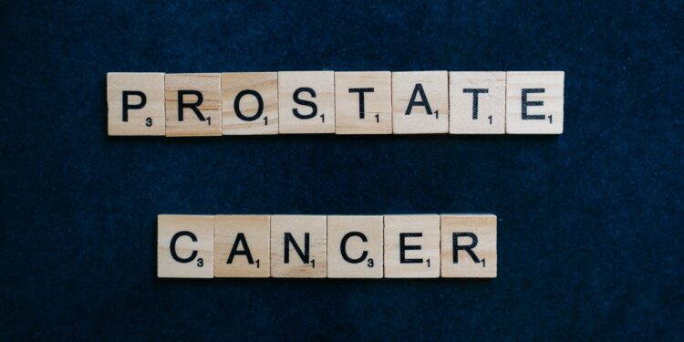 Koyu zemin üzerinde Scrabble taşlarıyla PROSTATE CANCER yazısı yer alıyor.