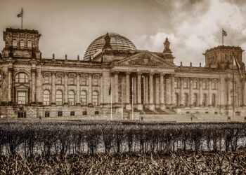 Almanya Federal Meclis binası Reichstag'ın tarihi ve bulutlu dış cephesi.