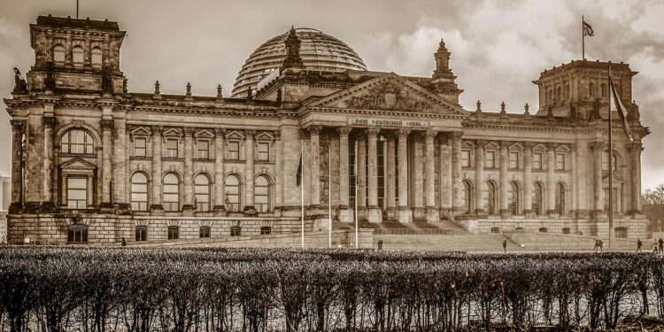 Almanya Federal Meclis binası Reichstag'ın tarihi ve bulutlu dış cephesi.