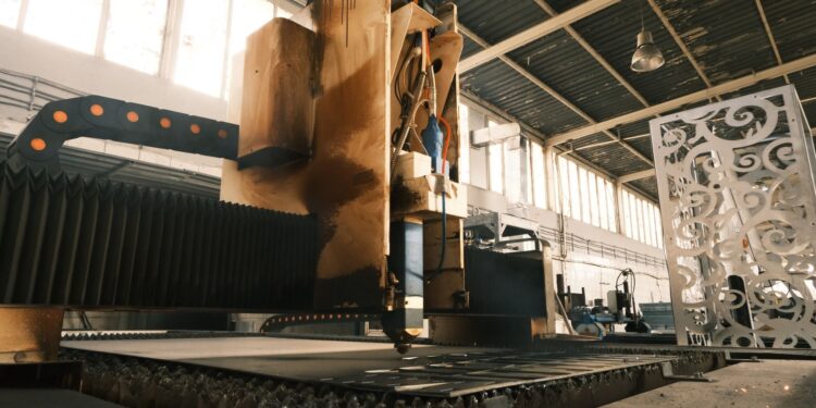 Fabrikada metal plaka kesimi yapan büyük endüstriyel lazer kesim makinesi