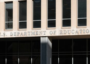 Üzerinde U.S. Department of Education yazan binanın pencereli cephesi.