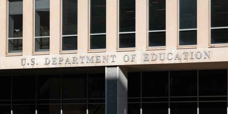Üzerinde U.S. Department of Education yazan binanın pencereli cephesi.