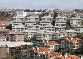 İstanbul'daki yoğun yapılaşmayı ve birbirine yakın modern apartman bloklarını gösteren dış mekan çekimi.