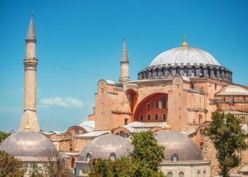Tarihi ve mimari detaylarıyla öne çıkan Ayasofya'nın dışarıdan genel görünümü.