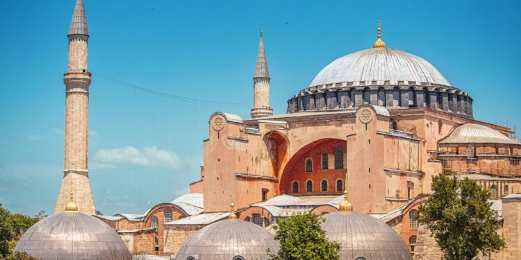 Tarihi ve mimari detaylarıyla öne çıkan Ayasofya'nın dışarıdan genel görünümü.