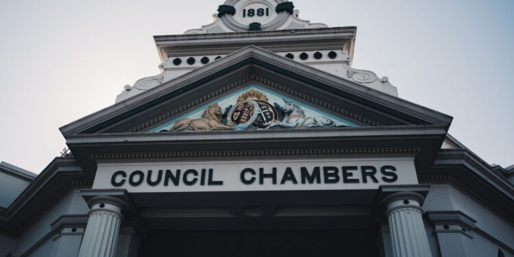 Üzerinde Council Chambers yazan tarihi bir belediye binası girişi.