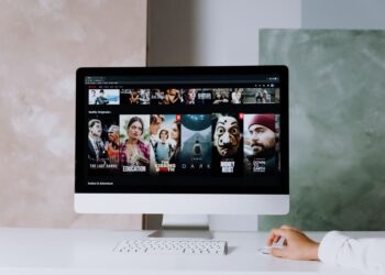 Bilgisayar ekranında Netflix ana sayfası ve film afişleri açık durumda.